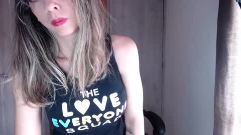Snapshot of milacoxx8819 chatting on March 1, 3:05 pm milacoxx8819 online show from March 1, 3:05 pm