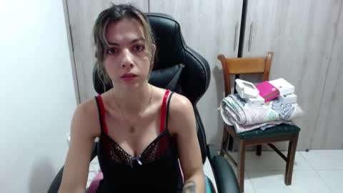 Snapshot of milacoxx8819 chatting on February 13, 11:50 am milacoxx8819 online show from February 13, 11:50 am