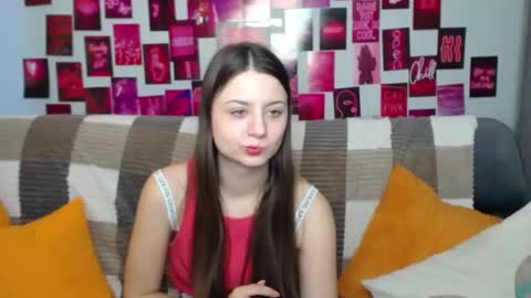 Snapshot of milanaroz chatting on February 22, 5:44 am milanaroz online show from February 22, 5:44 am
