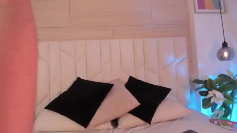 Snapshot of mile_perez chatting on October 4, 12:00 pm M I L E online show from October 4, 12:00 pm