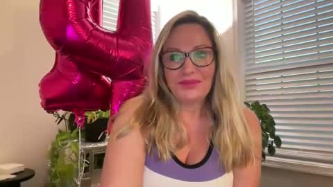 Snapshot of milf_goddess chatting on October 17, 11:13 am MIlf Goddess online show from October 17, 11:13 am