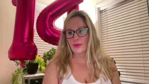 Snapshot of milf_goddess chatting on October 13, 5:43 am MIlf Goddess online show from October 13, 5:43 am