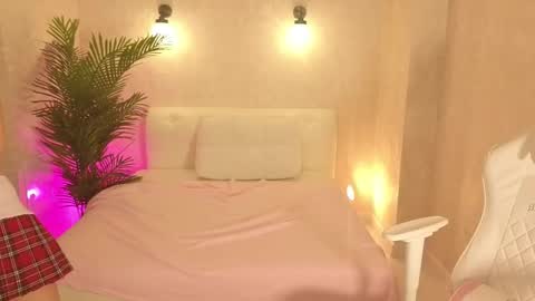 Snapshot of milfcruze chatting on October 18, 1:19 am milfcruze online show from October 18, 1:19 am