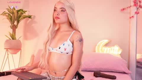 Snapshot of mili_moon_ chatting on October 11, 1:14 pm online show from October 11, 1:14 pm