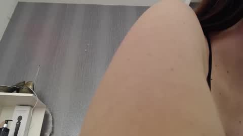 Amira online show from December 4, 3:57 pm