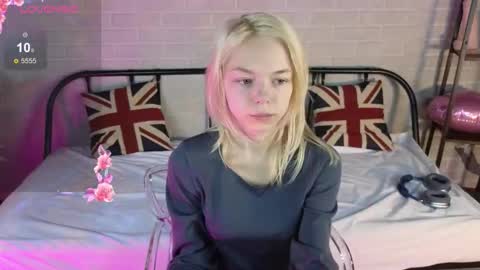 Snapshot of millaholt chatting on October 14, 8:28 am Hello Im Mila online show from October 14, 8:28 am