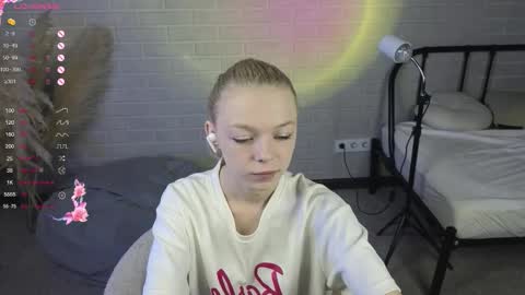 Snapshot of millaholt chatting on September 17, 8:34 am Hello Im Mila online show from September 17, 8:34 am