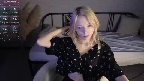 Snapshot of millaholt chatting on September 24, 8:13 am Hello Im Mila online show from September 24, 8:13 am
