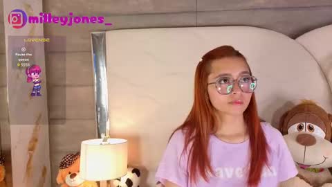 Snapshot of milleyjones_ chatting on September 22, 7:56 pm milleyjones_ online show from September 22, 7:56 pm
