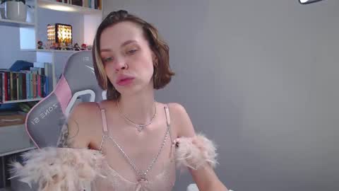 Snapshot of milly_ross23 chatting on February 9, 6:33 am Milly online show from February 9, 6:33 am