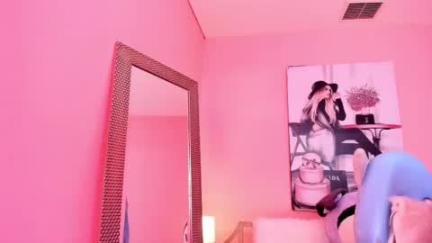 milu_carbajal_x online show from February 25, 4:11 am