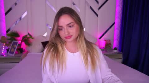 minifox_ online show from September 24, 6:56 am