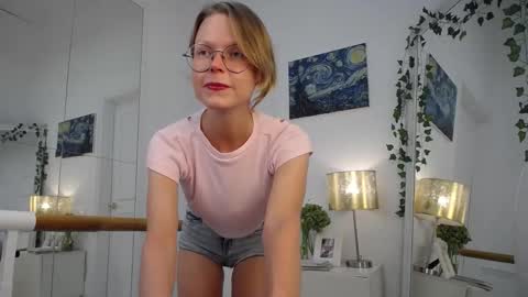 Snapshot of mira_marni chatting on October 1, 11:37 am mira_marni online show from October 1, 11:37 am