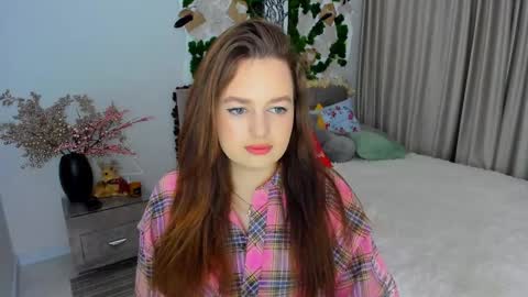 Snapshot of miraclecurly chatting on December 22, 11:44 am Emma online show from December 22, 11:44 am
