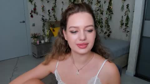 Snapshot of miraclecurly chatting on October 2, 8:14 pm Emma online show from October 2, 8:14 pm
