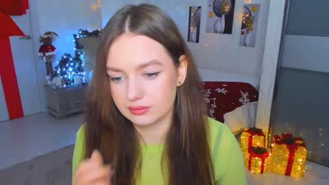 Snapshot of miraclecurly chatting on December 23, 10:10 am Emma online show from December 23, 10:10 am