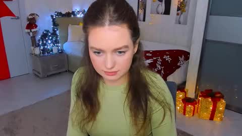 Snapshot of miraclecurly chatting on December 20, 5:08 pm Emma online show from December 20, 5:08 pm
