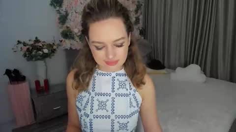 Snapshot of miraclecurly chatting on October 3, 8:14 pm Emma online show from October 3, 8:14 pm