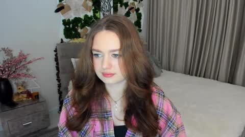 Snapshot of miraclecurly chatting on December 17, 4:11 pm Emma online show from December 17, 4:11 pm