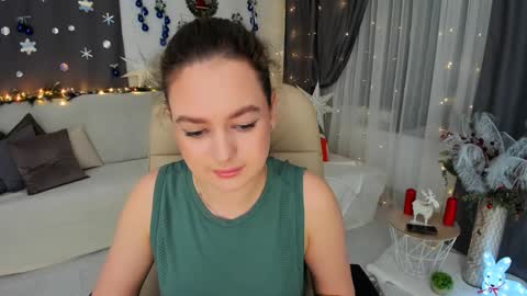 Snapshot of miraclecurly chatting on December 25, 7:24 pm Emma online show from December 25, 7:24 pm