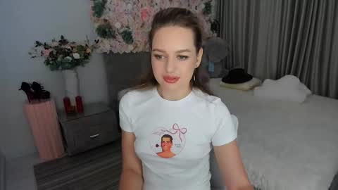 Snapshot of miraclecurly chatting on October 6, 7:29 pm Emma online show from October 6, 7:29 pm