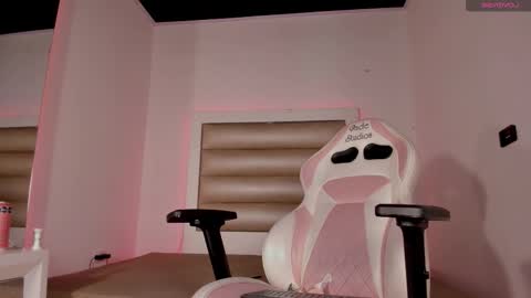 miss__pretty_ online show from November 7, 6:41 am