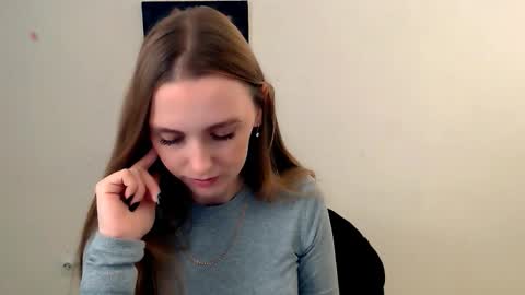 Snapshot of miss_angelina_ chatting on October 17, 7:11 am Angelina online show from October 17, 7:11 am
