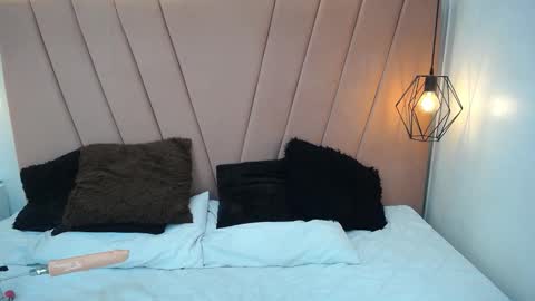 mia online show from November 18, 3:13 pm