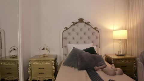 miss vivienne online show from November 30, 3:11 am