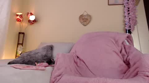 Snapshot of misskendall_hot chatting on February 22, 3:21 pm online show from February 22, 3:21 pm