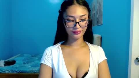 missminervaa online show from May 15, 6:10 pm