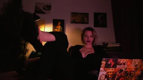Snapshot of missmirandagd chatting on January 4, 12:49 pm online show from January 4, 12:49 pm