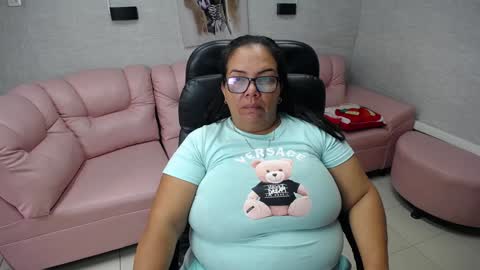 Snapshot of misspenelopenipples chatting on December 31, 12:15 pm Penelope online show from December 31, 12:15 pm