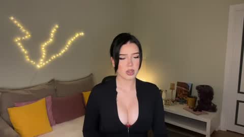 Mia online show from July 16, 2:10 pm