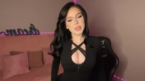 Snapshot of mistress_of_hearts chatting on October 25, 9:21 pm Mia online show from October 25, 9:21 pm