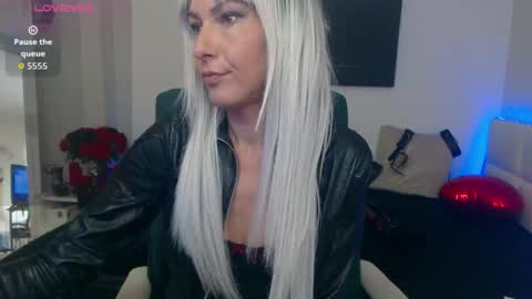 Snapshot of mistressevelyn_ chatting on September 30, 7:14 am MistressEvelyn online show from September 30, 7:14 am