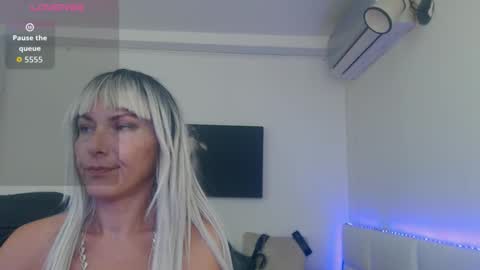 Snapshot of mistressevelyn_ chatting on September 27, 6:04 pm MistressEvelyn online show from September 27, 6:04 pm