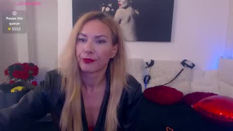 Snapshot of mistressevelyn_ chatting on October 9, 6:28 am MistressEvelyn online show from October 9, 6:28 am