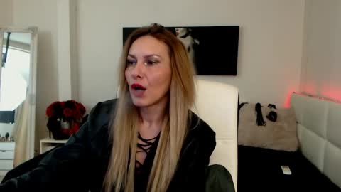 Snapshot of mistressevelyn_ chatting on January 18, 7:49 am MistressEvelyn online show from January 18, 7:49 am
