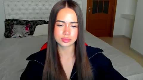 Snapshot of mmm_bananaa_ chatting on October 18, 6:42 pm Beata online show from October 18, 6:42 pm
