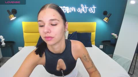 Snapshot of molly__cutie chatting on September 30, 2:17 am Molly online show from September 30, 2:17 am