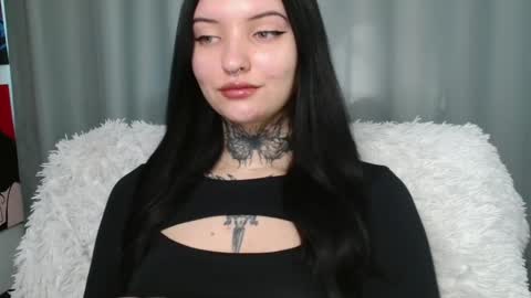 Snapshot of molly_montanaaa chatting on March 12, 9:12 am Lina online show from March 12, 9:12 am