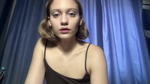 molly_poly online show from November 22, 11:35 am