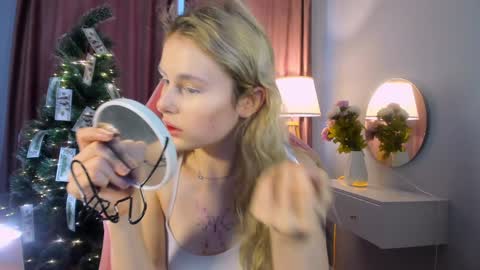 molly_toads online show from December 31, 8:15 am