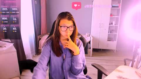 Snapshot of mollylollipop20 chatting on September 9, 3:28 am KIRA online show from September 9, 3:28 am