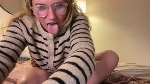 mollyrae8869 online show from November 6, 4:40 am