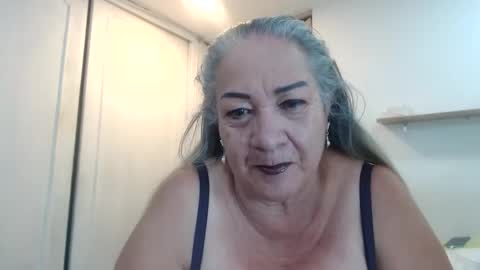 Snapshot of mom_is_wet chatting on February 18, 3:31 am nativa online show from February 18, 3:31 am