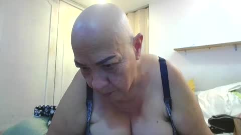 Snapshot of mom_is_wet chatting on September 18, 3:27 am nativa online show from September 18, 3:27 am