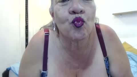 Snapshot of mom_is_wet chatting on January 17, 3:45 am nativa online show from January 17, 3:45 am