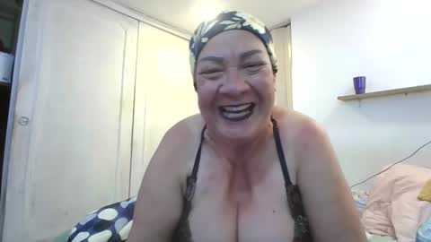 Snapshot of mom_is_wet chatting on September 25, 3:05 am nativa online show from September 25, 3:05 am